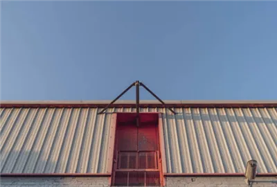 בחינת העמידות של מערכת גג מתכת עומדת